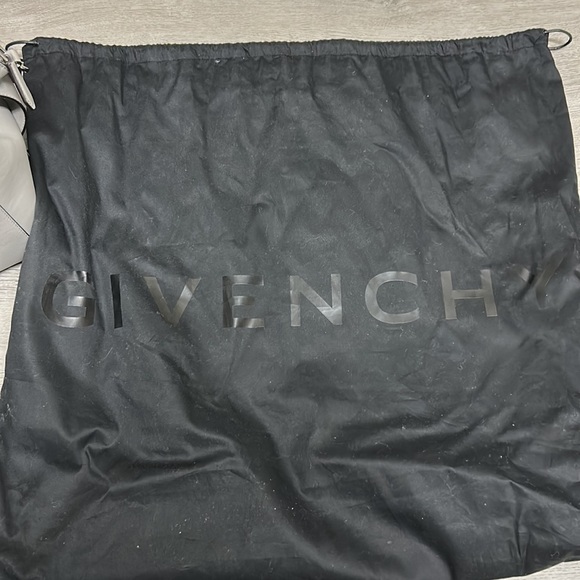 Givenchy Antigona soft medium leather satchel - Picture 13 of 13